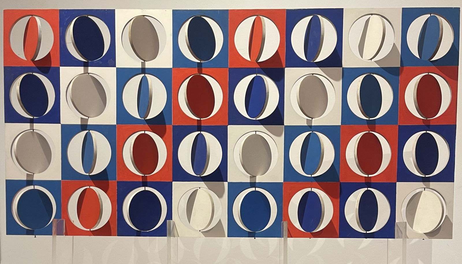 Antonio ASIS (1932-2019): Antonio ASIS (1932-2019)Damier de 32 cercles mobiles,1968Maquette en bois pour un monument réalisé en 1970 aux Sables-d'Olonne, signée sur le socle40 x 80 cmProvenance : Atelier de l'artiste vente