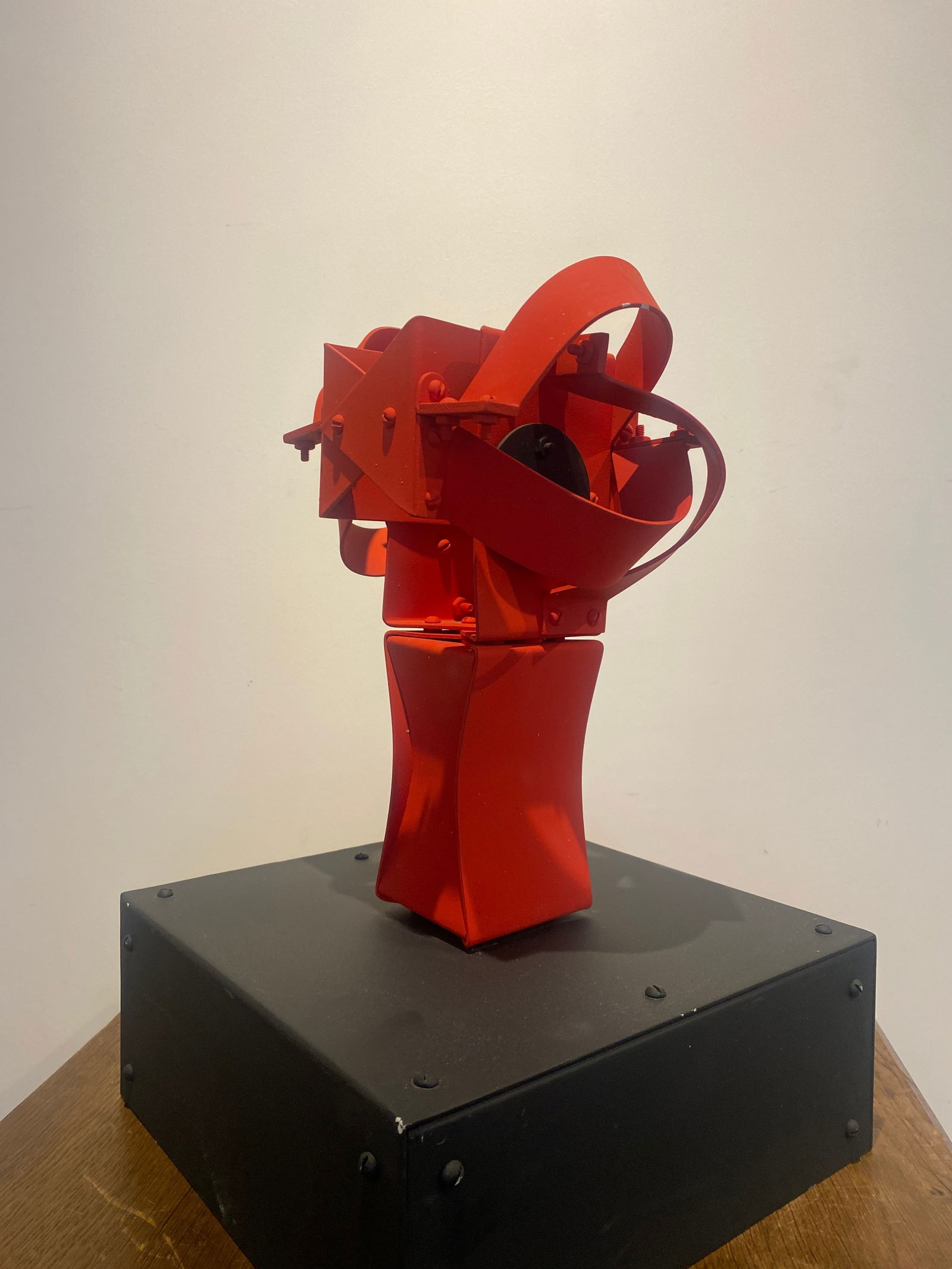 Edgar NEGRET (1920-2012): Vigia, 1999Aluminium peint en rouge, signé, daté et justifié 15/60 sous la base.38 x 25 x 25,5 cm