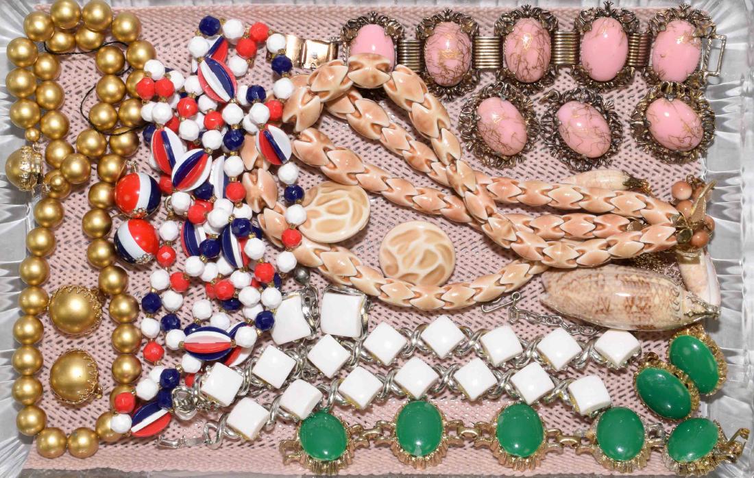 7pcs ASSORTED SETS OF VINTAGE JEWELRY - In gold and (1 of 3)