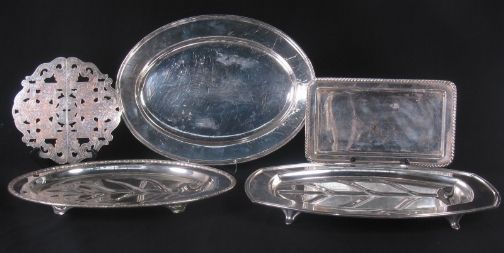 SILVER SERVEWARE. Lot includes six pieces. 1. Exp: SILVER SERVEWARE. Lot includes six pieces. 1. Expandable engraved tray. Marked: Queen City Silver Co.; Sheffield Plate; 6022. Measures: 1'' h., 14'' l., 9.5'' d.(open). 2. Square tray. Marked: EPC; sy