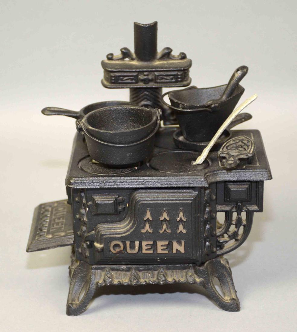 VINTAGE MINIATURE QUEEN CAST IRON STOVE WITH (1 of 2)