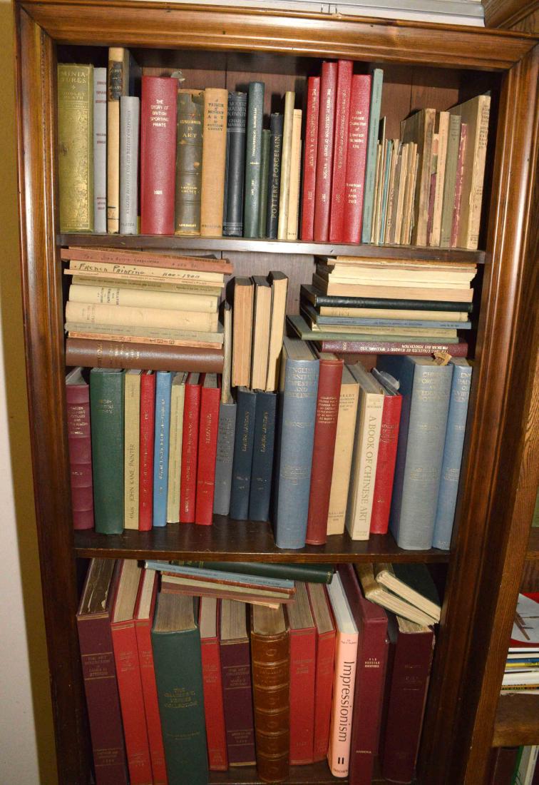 A LARGE COLLECTION OF ART AND ANTIQUE BOOKS. (1 of 13)