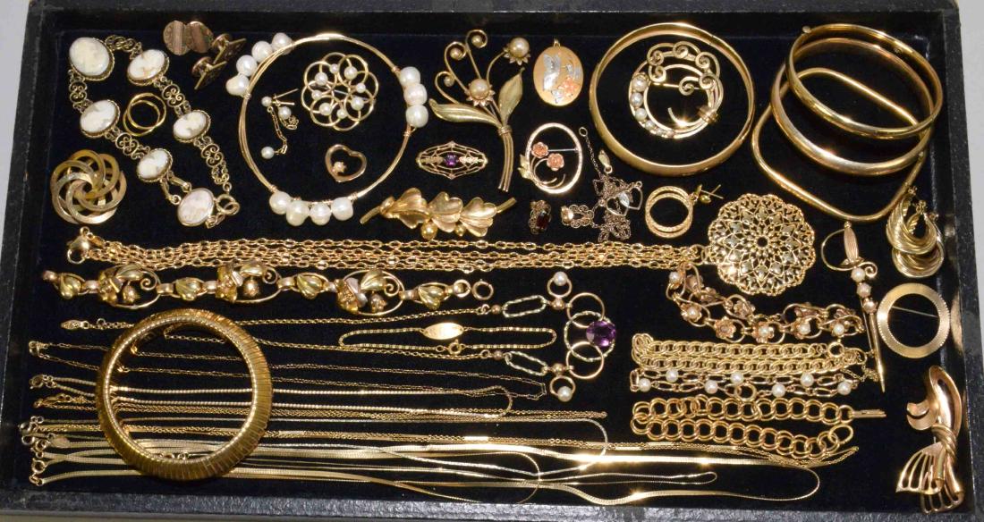 OVER (40) PCS. OF ASSORTED GOLD FILLED COSTUME JEWELRY. (1 of 4)