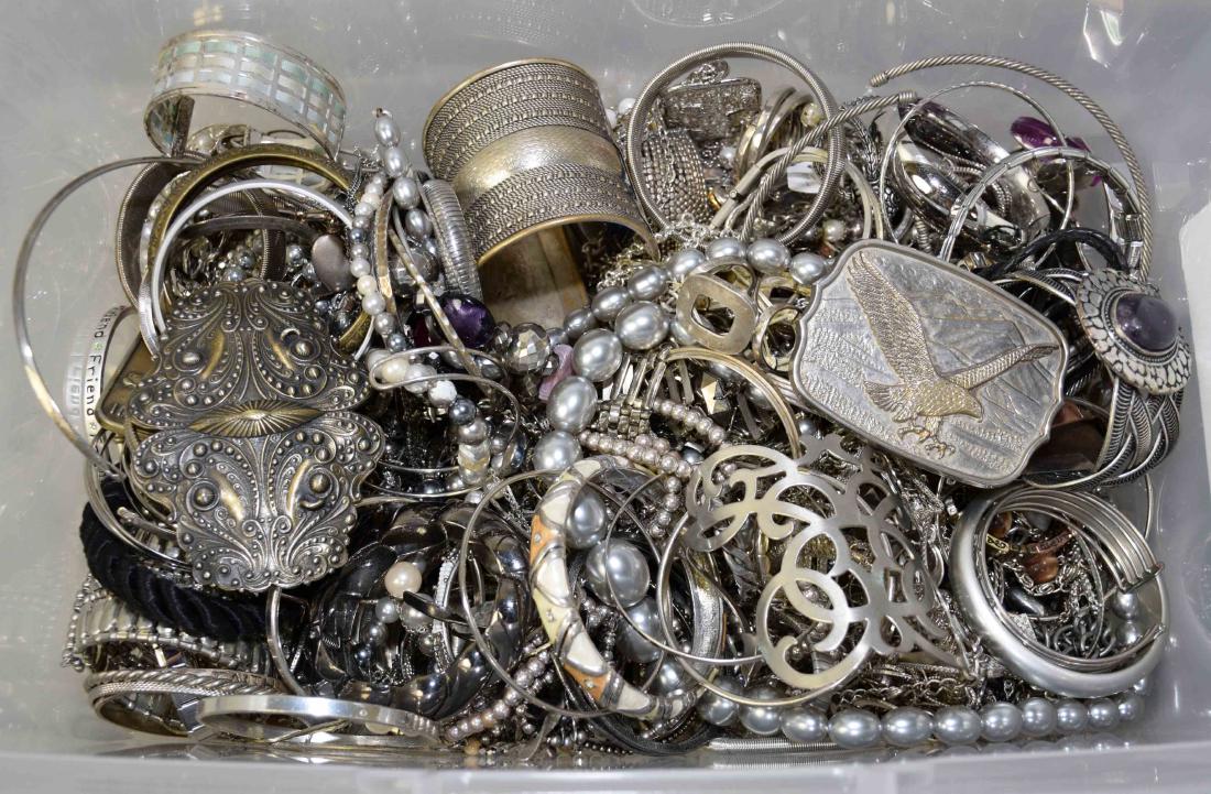 BIN/ASSORTED SILVERTONE COSTUME JEWELRY. (1 of 3)
