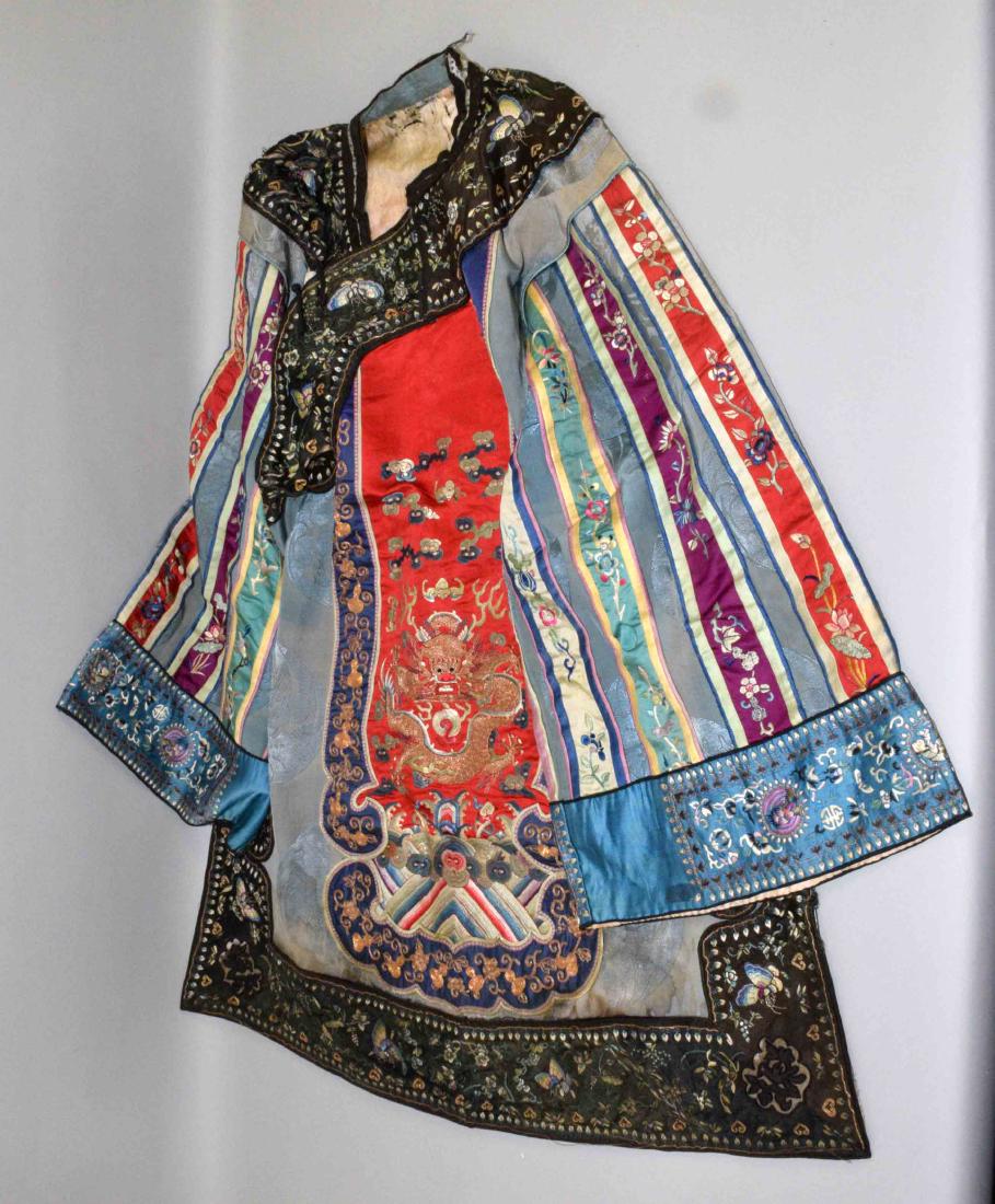 ANTIQUE CHINESE SILK EMBROIDERED KIMONO. (1 of 7)
