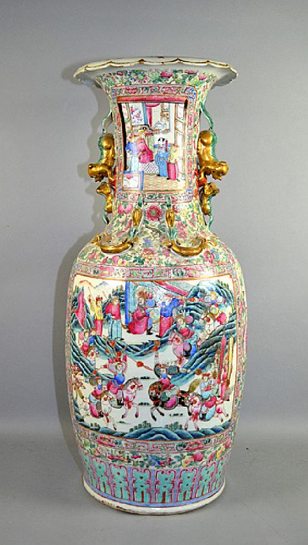 QING DYNASTY MONUMENTAL POLYCHROME 19th CENTURY FAMILLE: QING DYNASTY MONUMENTAL POLYCHROME 19th CENTURY FAMILLE ROSE PORCELAIN VASE - Handles in the shape of recumberant foo dogs, floral decorations with dragons, court life scenes and battles within reserv
