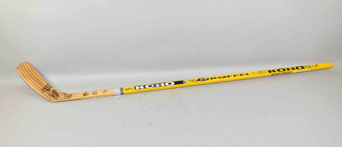 PITTSBURGH PENGUINS 1991 NHL CHAMPIONS TEAM SIGNED: PITTSBURGH PENGUINS 1991 NHL CHAMPIONS TEAM SIGNED HOCKEY STICK. 68''L.