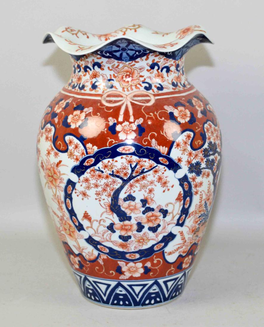 ANTIQUE IMARI VASE. Circa 1900. 13.5''H.: ANTIQUE IMARI VASE. Circa 1900. 13.5''H.