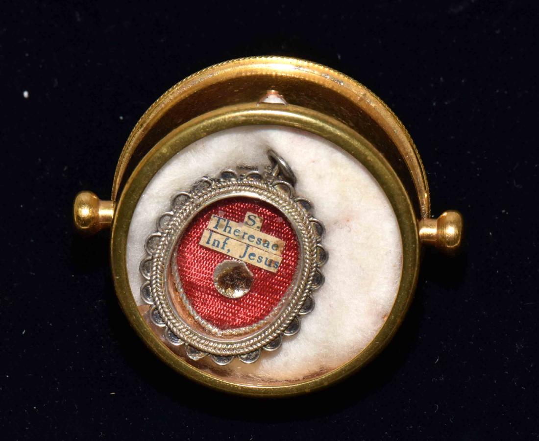 RELIQUARY RELIC 1ST CLASS OF ST. THERESA OF INFANT: RELIQUARY RELIC 1ST CLASS OF ST. THERESA OF INFANT JESUS: Also known as St. Theresa of the Little Flower. Issued in 1960 by S.R.E. Cardinal Micara. Carried in a brass ring holder. Relic is contained i
