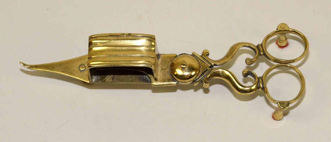 PAIR OF ANTIQUE BRASS SCISSORS. 6''L x 2.5''W.: PAIR OF ANTIQUE BRASS SCISSORS. 6''L x 2.5''W.