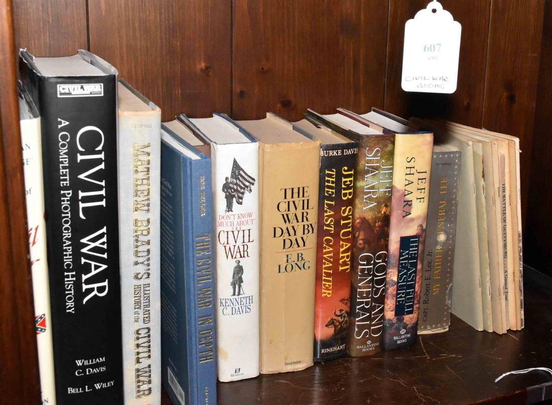 (11) BOOKS AND (9) BOOKLETS ON THE CIVIL WAR, including: (11) BOOKS AND (9) BOOKLETS ON THE CIVIL WAR, including The Civil War in 3-D, stereo views with glasses at the rear of the book.