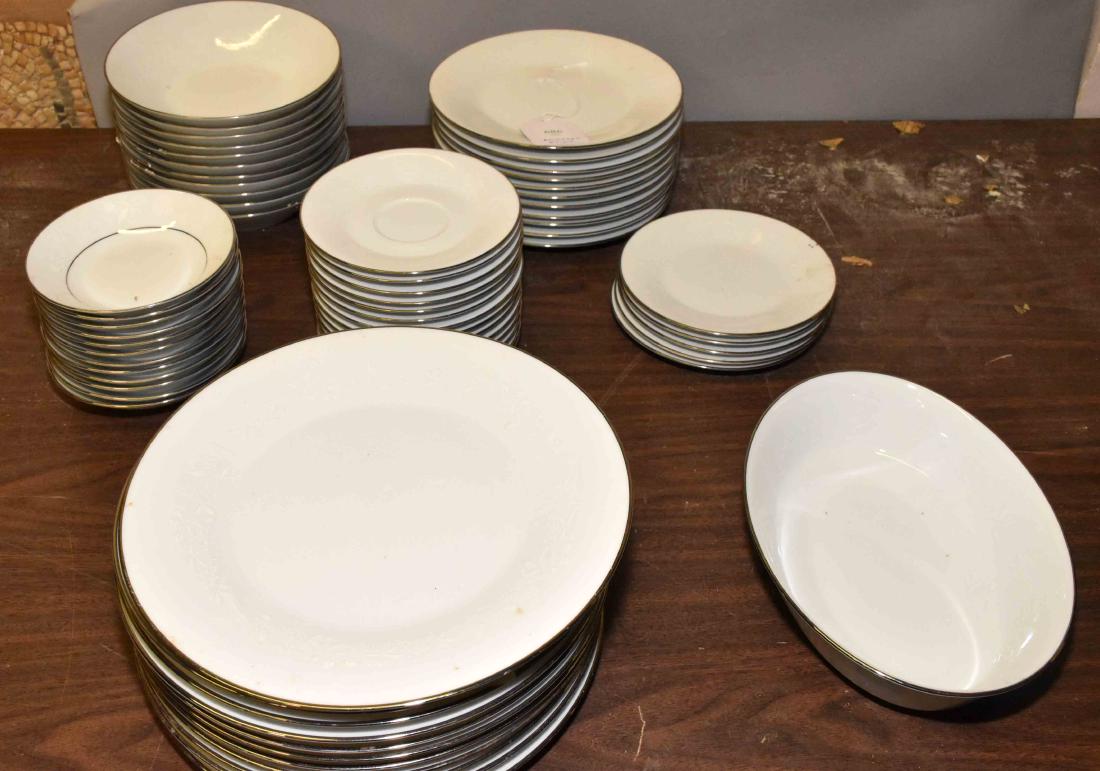 COLLECTION OF NORITAKE, ''Reina'' pattern. Over (50): COLLECTION OF NORITAKE, ''Reina'' pattern. Over (50) pieces.