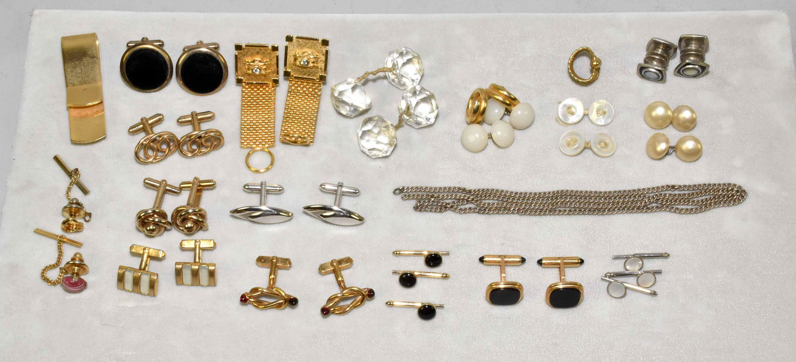 (20+) ASST. MEN'S VINTAGE COSTUME JEWELRY LOT OF: (20+) ASST. MEN'S VINTAGE COSTUME JEWELRY LOT OF CUFFLINKS. In gold and silver tones w/pearl, rock crystal, rhinestone, onyx, plastic, abalone and more.
