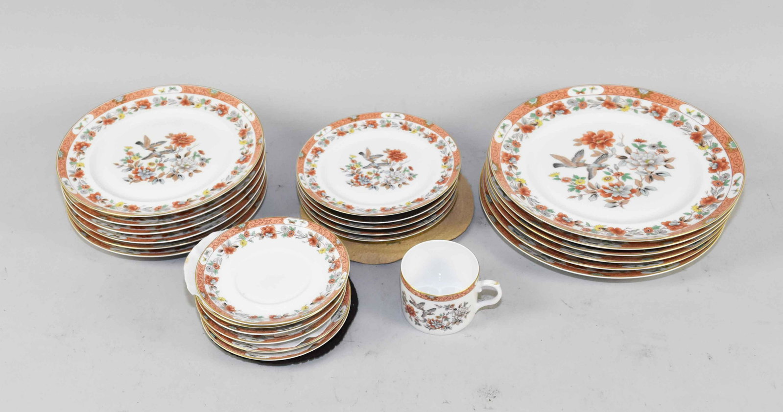 VISTA ALEGRE MOTTAHEDEH MAGNOLIA & BIRDS CHINA SERVICE: VISTA ALEGRE MOTTAHEDEH MAGNOLIA & BIRDS CHINA SERVICE SET FOR SIX. (6) dinner plates, (6) luncheon plates, (5) bread plates, (4) coffee cups w/(5) saucers. With blue stamp. Dinner plate: 10'' diamete