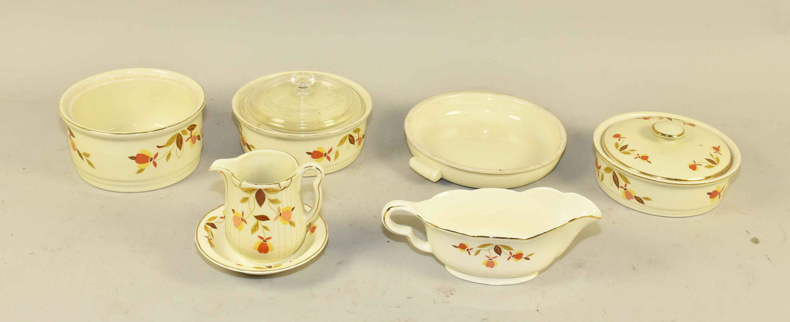 GROUP OF HALL'S SUPERIOR KITCHENWARE. Largest: 9'': GROUP OF HALL'S SUPERIOR KITCHENWARE. Largest: 9'' diameter.