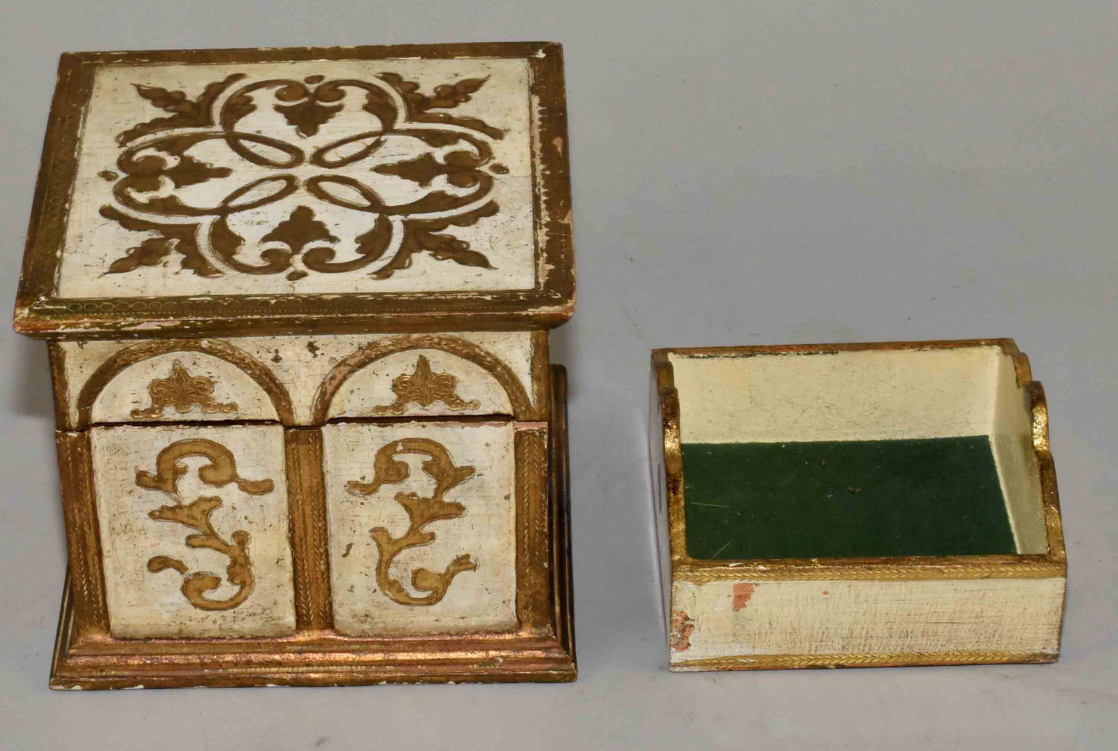 VINTAGE GILT AND WOOD KEEPSAKE HINGED BOX. Has an: VINTAGE GILT AND WOOD KEEPSAKE HINGED BOX. Has an insert tray inside. 5.50''H x 6.50''W.