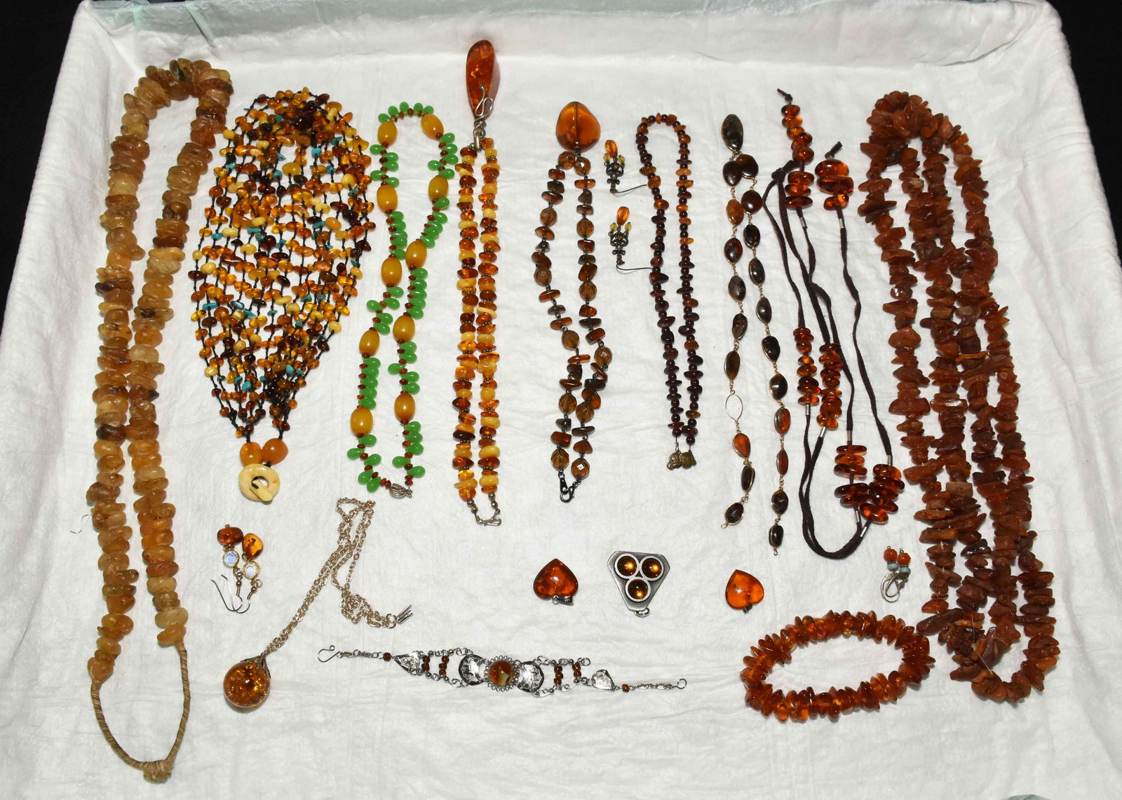 (15+) PIECES ASST. AMBER AND BUTTERSCOTCH COSTUME: (15+) PIECES ASST. AMBER AND BUTTERSCOTCH COSTUME JEWELRY. Including beaded and nugget necklaces, bracelets and earrings.