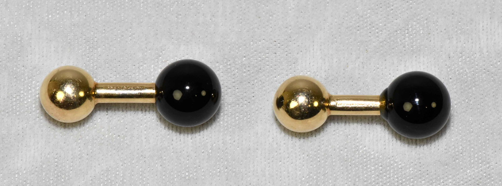 VINTAGE TIFFANY & CO. 14 K YELLOW GOLD CLASSIC BLACK: VINTAGE TIFFANY & CO. 14 K YELLOW GOLD CLASSIC BLACK ONYX BARBELL CUFFLINKS. Mint condition. 1.25'' length. Total weight 4.8 dwt. Estate of Stephen Totter.