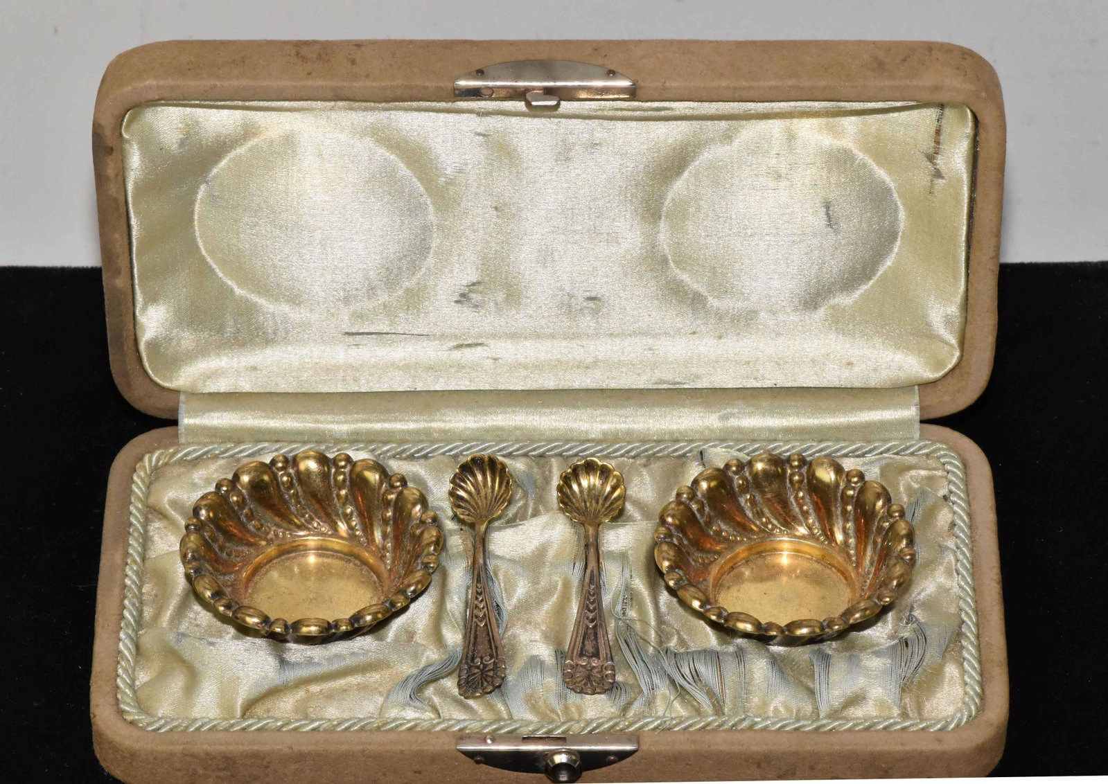 ANTIQUE PAIR OF STERLING SALTS WITH SPOONS. Cased set.: ANTIQUE PAIR OF STERLING SALTS WITH SPOONS. Cased set. 1.095 ozt. Estate of Stephen Totter.