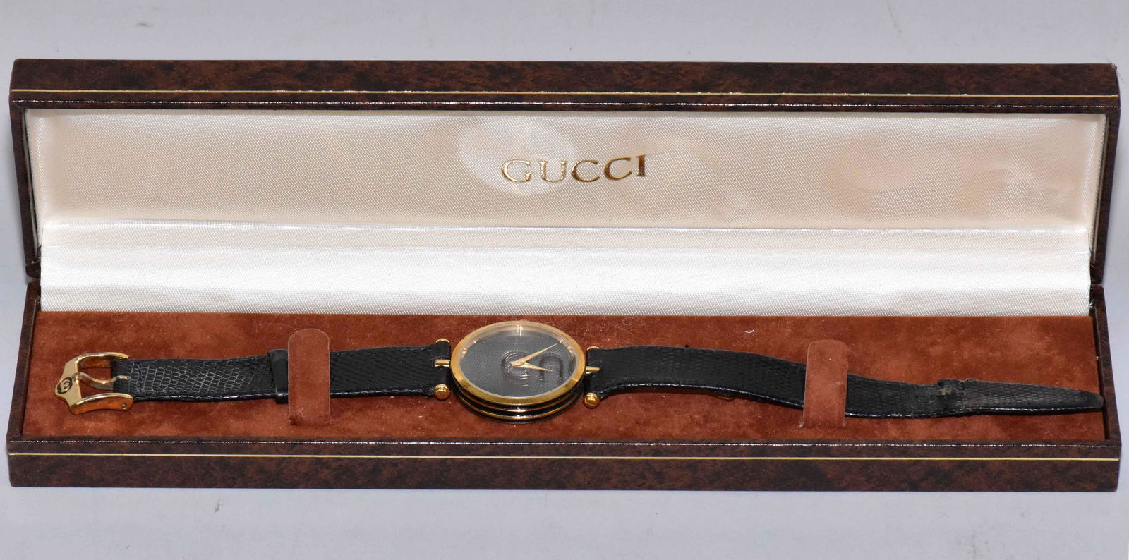 GUCCI QUARTZ, SWISS MADE WATCH. With leather band. In: GUCCI QUARTZ, SWISS MADE WATCH. With leather band. In original box.