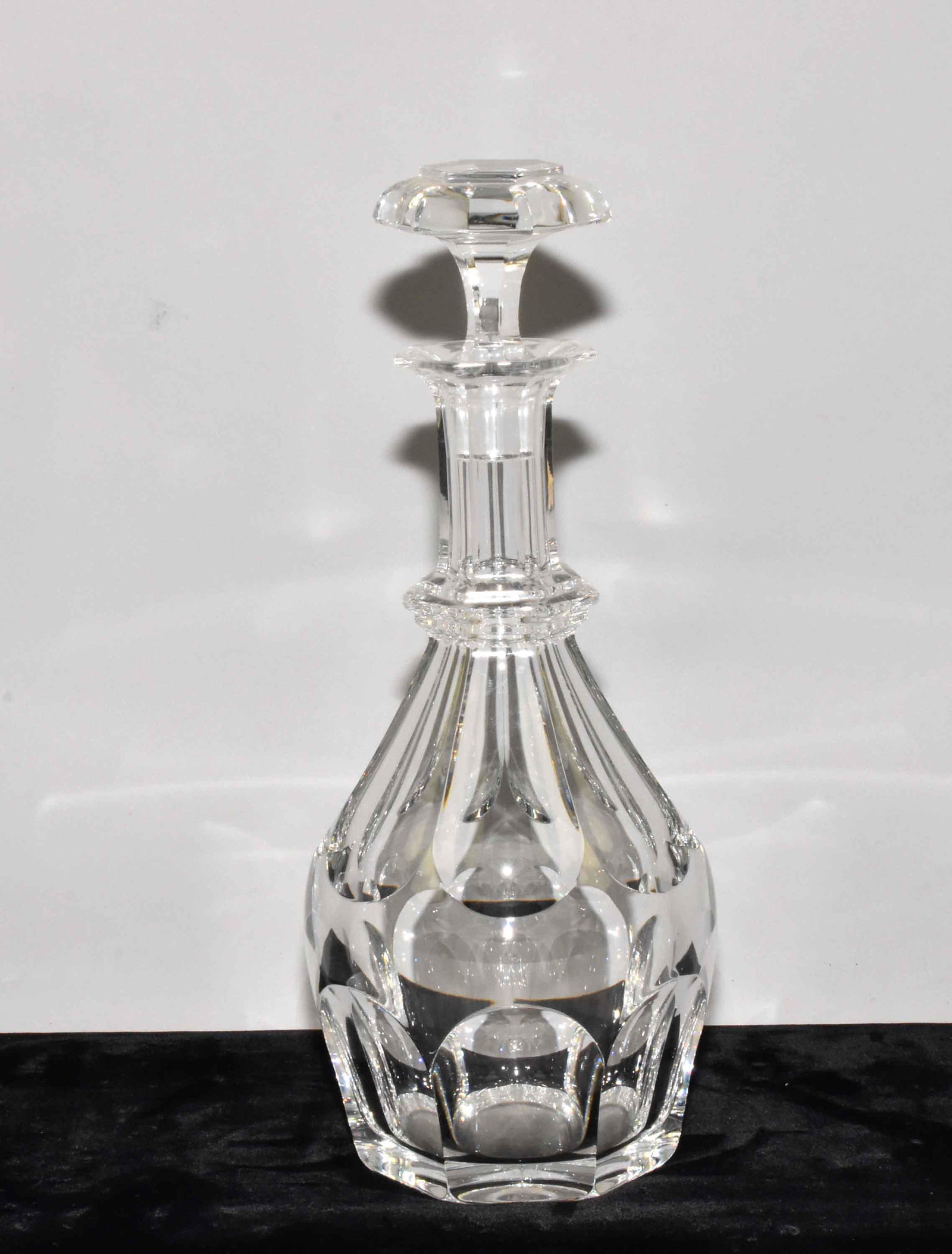 BACCARAT ''HARCOURT'' FRENCH CRYSTAL DECANTER. 11.75''H: BACCARAT ''HARCOURT'' FRENCH CRYSTAL DECANTER. 11.75''H x 4.5'' diameter. Estate of Stephen Totter