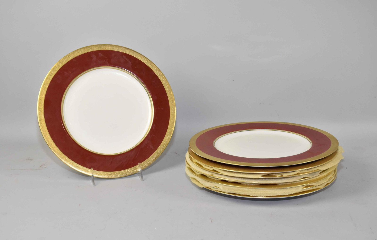 (8) PORCELAIN THEODORE HAVILAND LIMOGES DINNER PLATES.: (8) PORCELAIN THEODORE HAVILAND LIMOGES DINNER PLATES. Ivory w/red band and gold gilt rim. 10.5'' diameter. Estate of Stephen Totter