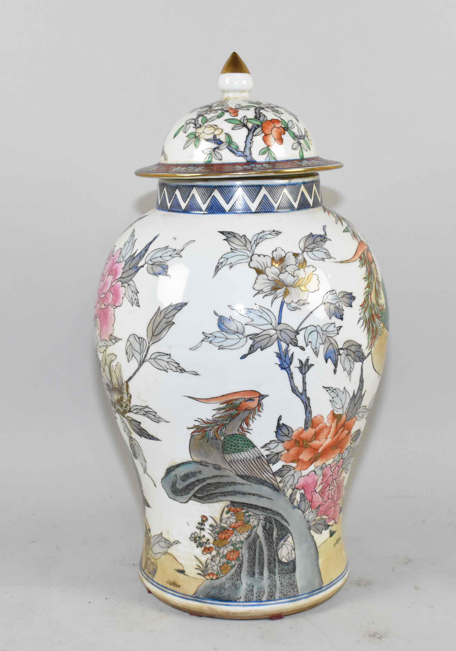 LARGE CHINESE LIDDED GINGER JAR. 20''H.: LARGE CHINESE LIDDED GINGER JAR. 20''H.
