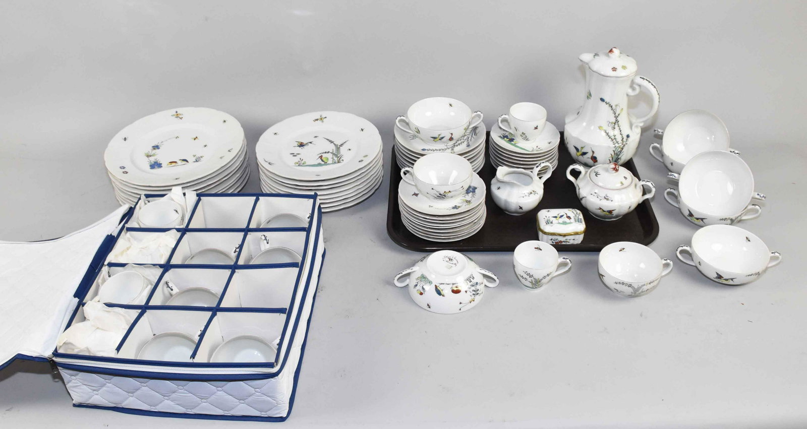 (65) PCS. GERAUD LIMOGES FRANCE ''DECORE A LA MAIN A: (65) PCS. GERAUD LIMOGES FRANCE ''DECORE A LA MAIN A CHANTILLY'' CHINA SERVICE SETTING FOR EIGHT. With soup cremes set, coffee pot and cappucino cups and saucers. (8) dinner plates - 9.75'' diameter. 