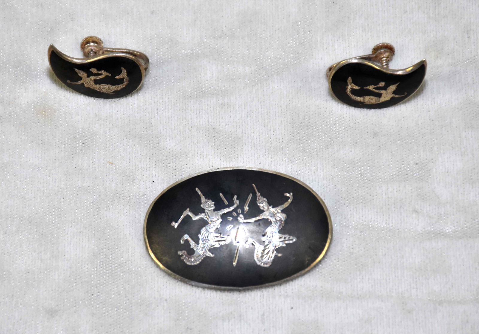 SIAM STERLING BROOCH WITH MATCHING SCREWBACK EARRINGS.: SIAM STERLING BROOCH WITH MATCHING SCREWBACK EARRINGS. Total weight 0.4 ozt.