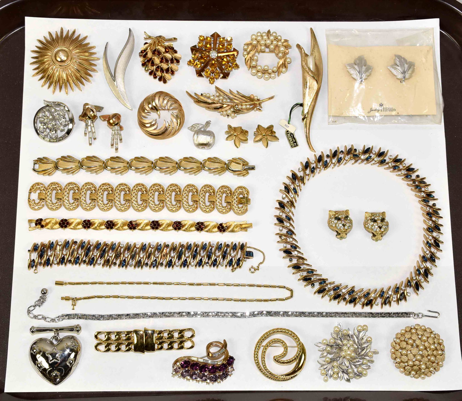 (25) ASST. PIECES OF CROWN TRIFARI COSTUME JEWELRY. In: (25) ASST. PIECES OF CROWN TRIFARI COSTUME JEWELRY. In gold and silver tones with rhinestone and pearl necklaces, bracelets, brooches and clip earrings.