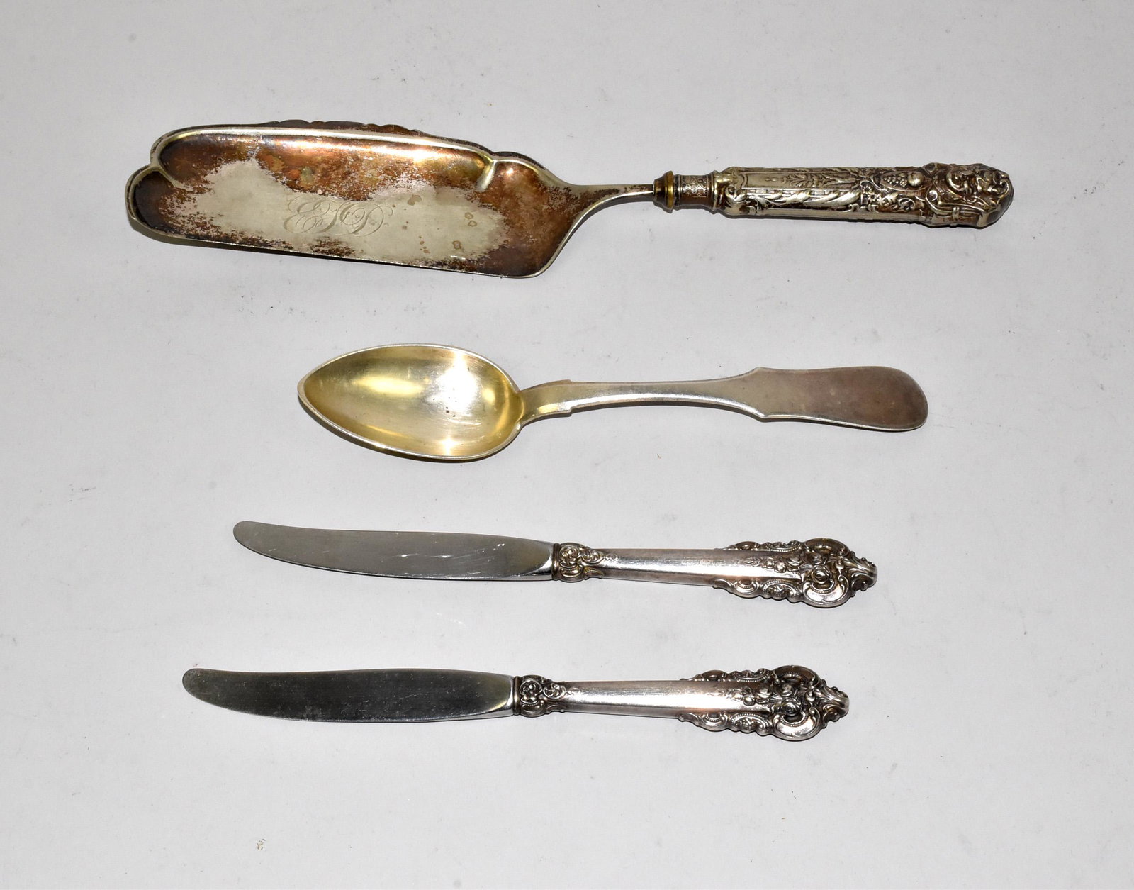 (4) ASST. STERLING AND EPNS SERVING PIECES. To include:: (4) ASST. STERLING AND EPNS SERVING PIECES. To include: (2) baroque knives - sterling handle. EPNS Reed and Barton pie server. 890 silver Russian Imperial serving spoon, gold wash - 2.4 ozt. With hall