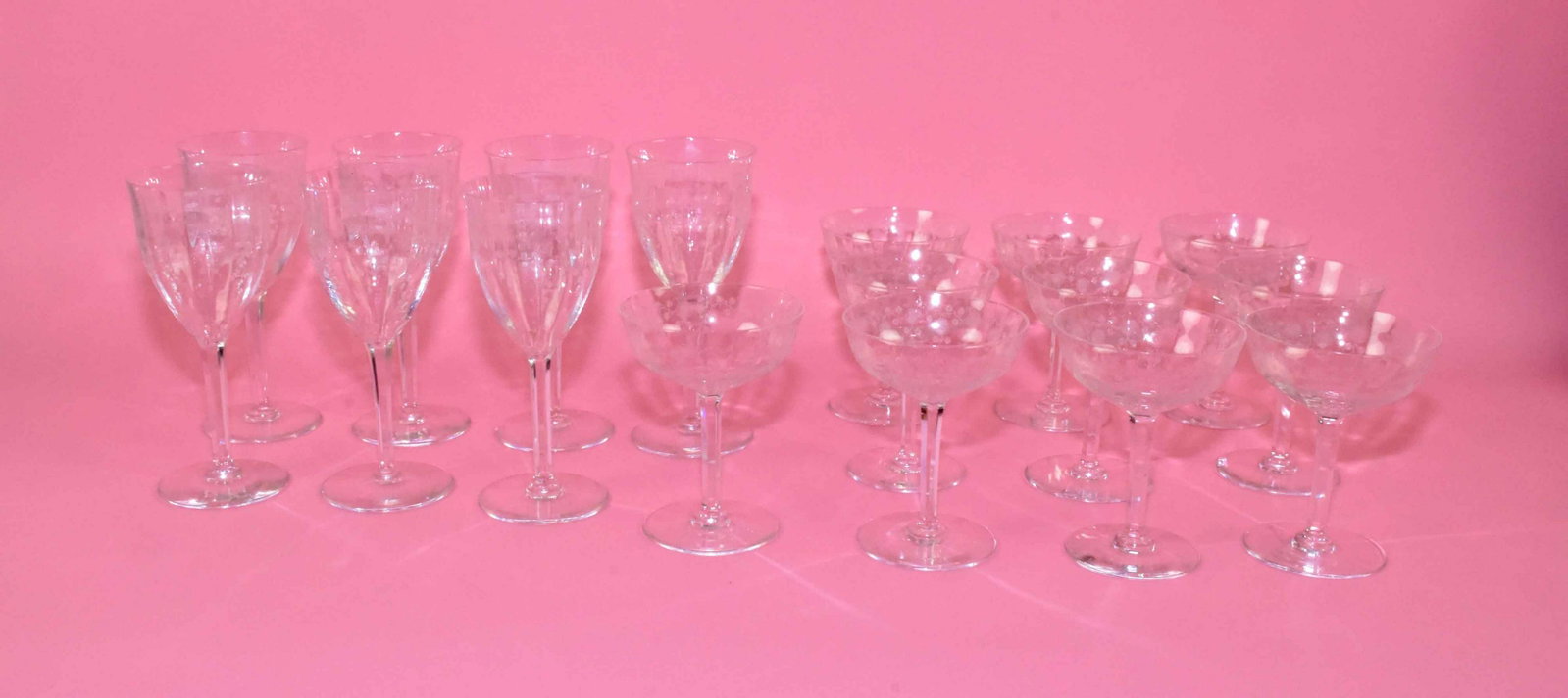 COLLECTION OF (17) CRYSTAL ETCHED CHAMPAGNE AND WINE: COLLECTION OF (17) CRYSTAL ETCHED CHAMPAGNE AND WINE GLASSES. 7.5'' tall.