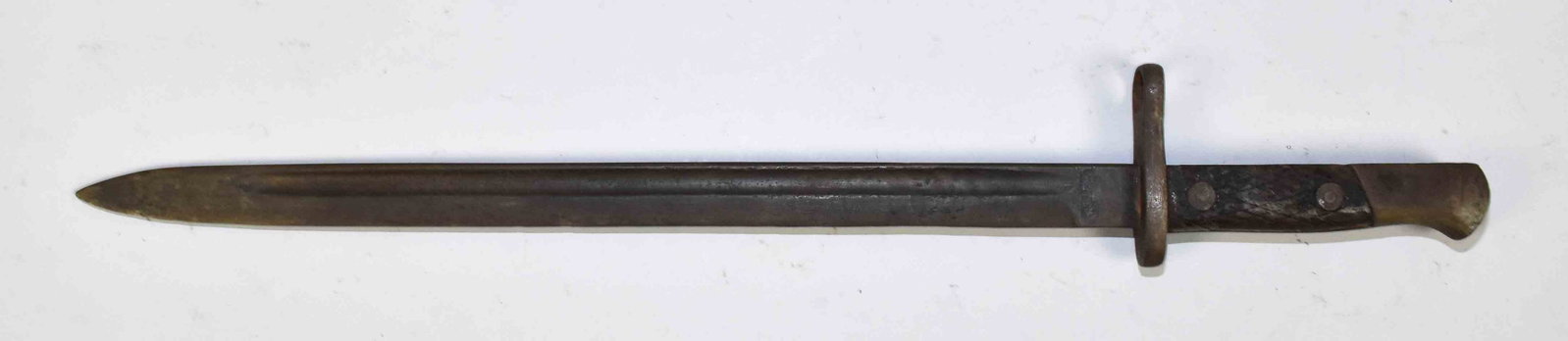 WWI ERA SPANISH MILITARY RIFLE BAYONET - 15'' blade,: WWI ERA SPANISH MILITARY RIFLE BAYONET - 15'' blade, faintly marked on the ricasso ''Fabricada''. Heavily painted, diamond carved wood grips. No sheath.