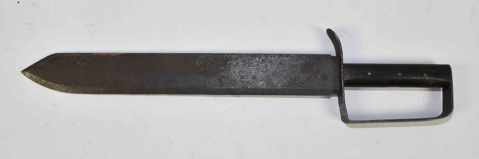 CIVIL WAR ERA ''D'' GUARD BOWIE KNIFE - Confederate?: CIVIL WAR ERA ''D'' GUARD BOWIE KNIFE - Confederate? 15.25'' spear point blade; 2'' wide at the unmarked ricasso. Plain sheet metal ''D'' shaped guard with turned quillion. Grip is a round dark chestn