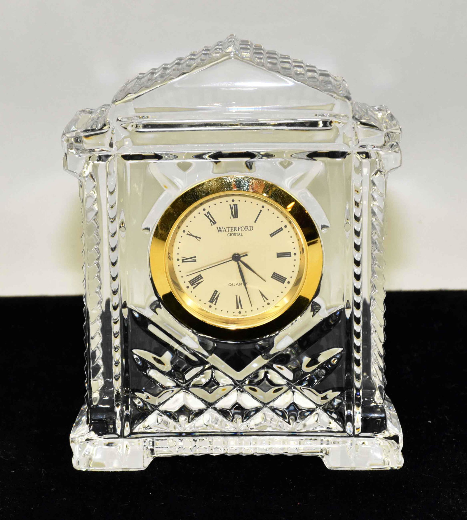 WATERFORD IRELAND SMALL DESK TOP CRYSTAL QUARTZ CLOCK.: WATERFORD IRELAND SMALL DESK TOP CRYSTAL QUARTZ CLOCK. Seahorse stamp. 4.50''H.