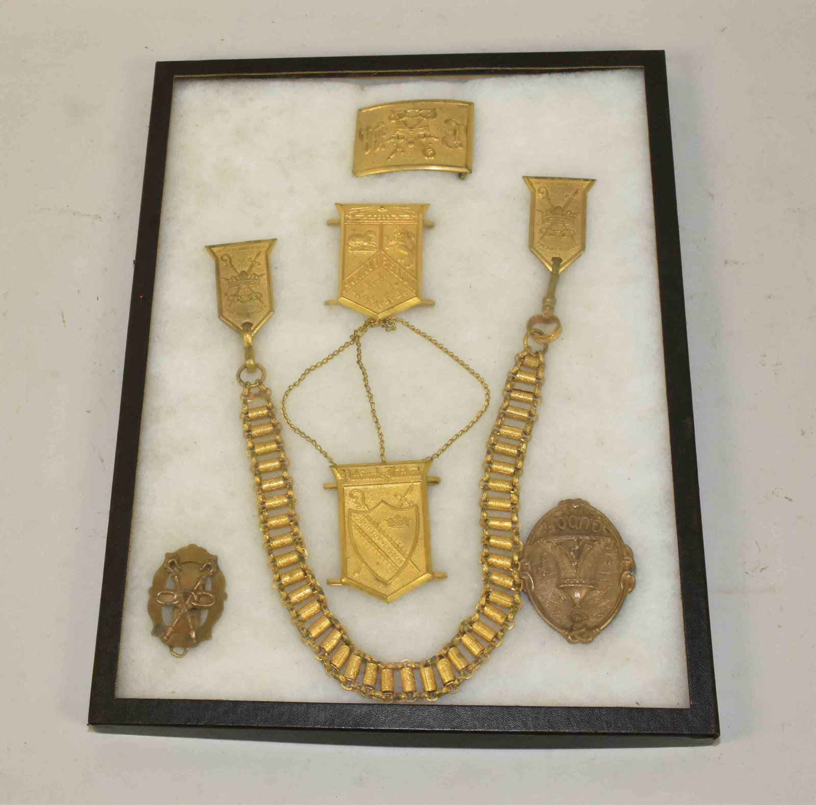 LODGE OR SOCIETY BUCKLE & SWORD HANGER AND BADGES - Odd: LODGE OR SOCIETY BUCKLE & SWORD HANGER AND BADGES - Odd Fellow variant. ''Peace and War/Universal Justice'' motif.