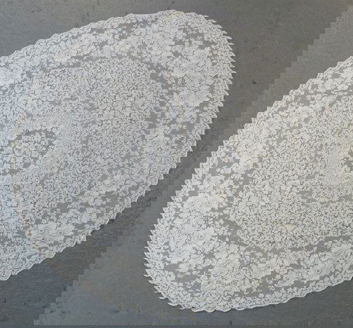 QUAKER LACE TABLECLOTH.: QUAKER LACE TABLECLOTH. Size: 72'' round. Condition: good.