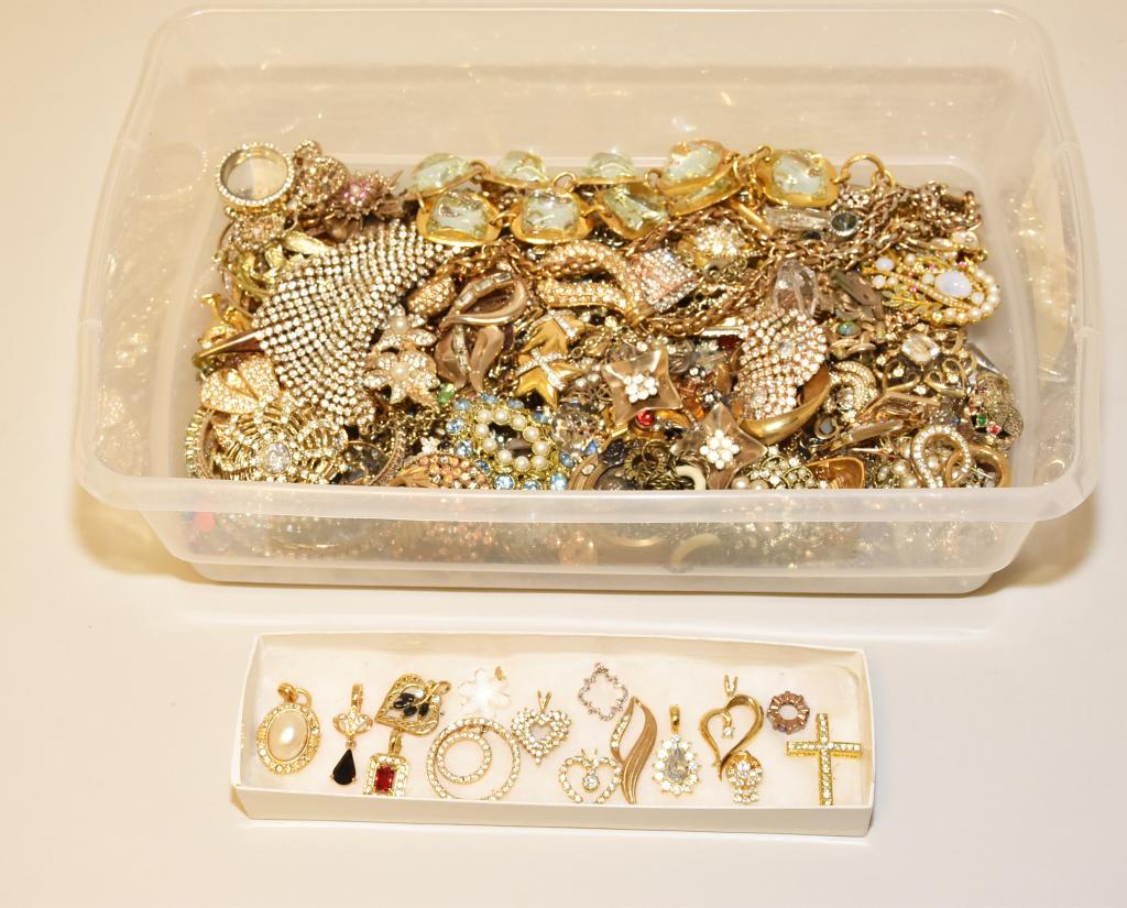 BIN OF ASSORTED RHINESTONE COSTUME JEWELRY IN: BIN OF ASSORTED RHINESTONE COSTUME JEWELRY IN GOLDTONE. Weight: 6 pounds.