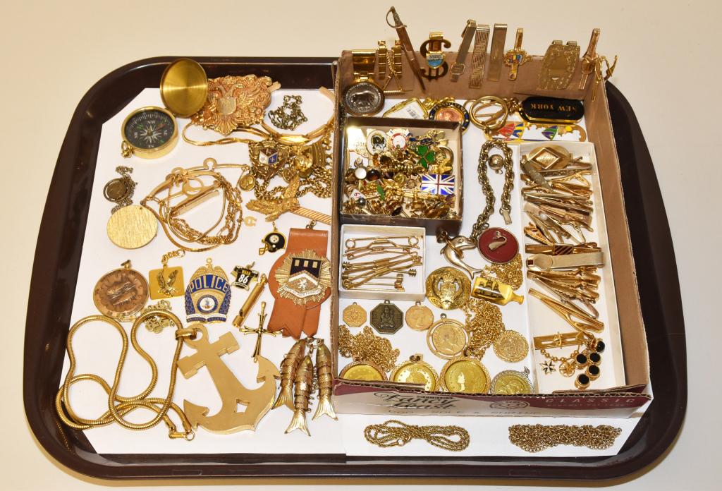 50+ MISCELLANEOUS GENTLEMEN'S COSTUME JEWELRY: 50+ MISCELLANEOUS GENTLEMEN'S COSTUME JEWELRY IN GOLDTONE. To include a compass, D Paquette belt buckle, medal, pendant necklaces, tie accessories, money clips and more.