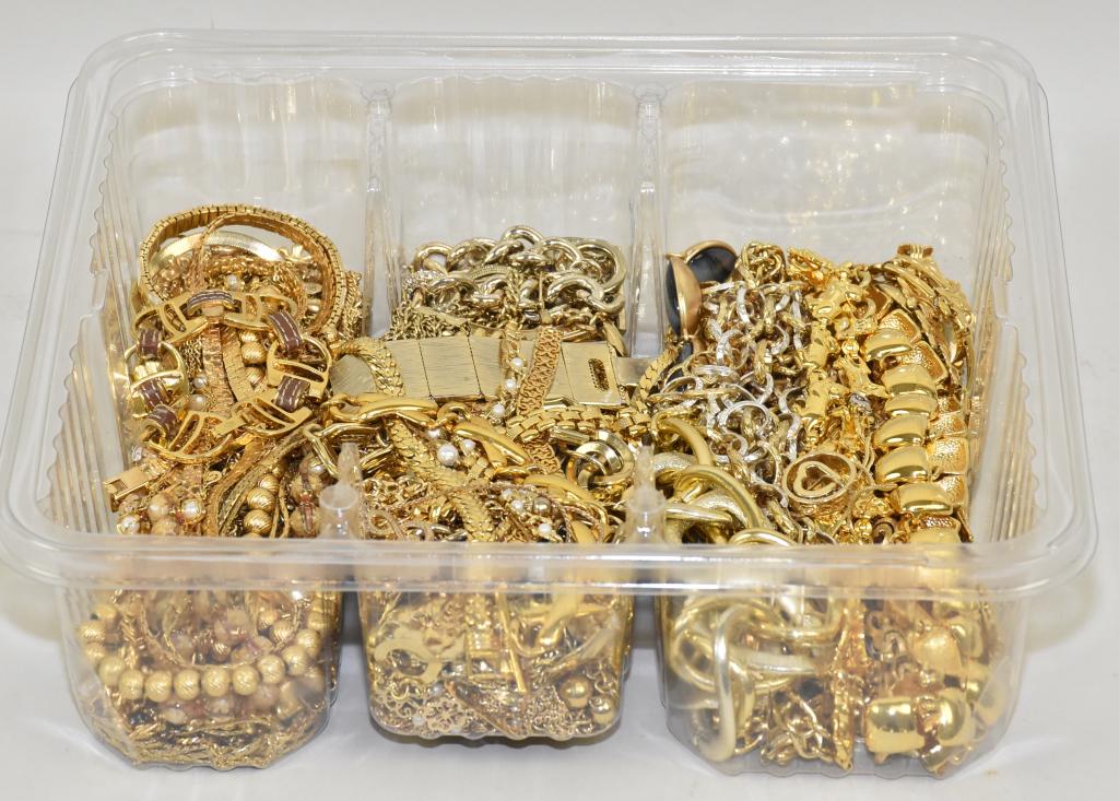 GOLDTONE BIN OF ASSORTED LADIES FASHION NECKLACES: GOLDTONE BIN OF ASSORTED LADIES FASHION NECKLACES AND BRACELETS. With chain and link styles in a miscellaneous variety.