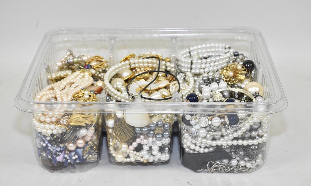MEDIUM BIN OF MISCELLANEOUS PEARL TONE COSTUME: MEDIUM BIN OF MISCELLANEOUS PEARL TONE COSTUME JEWELRY. Weight: 6 lbs. 5 oz.