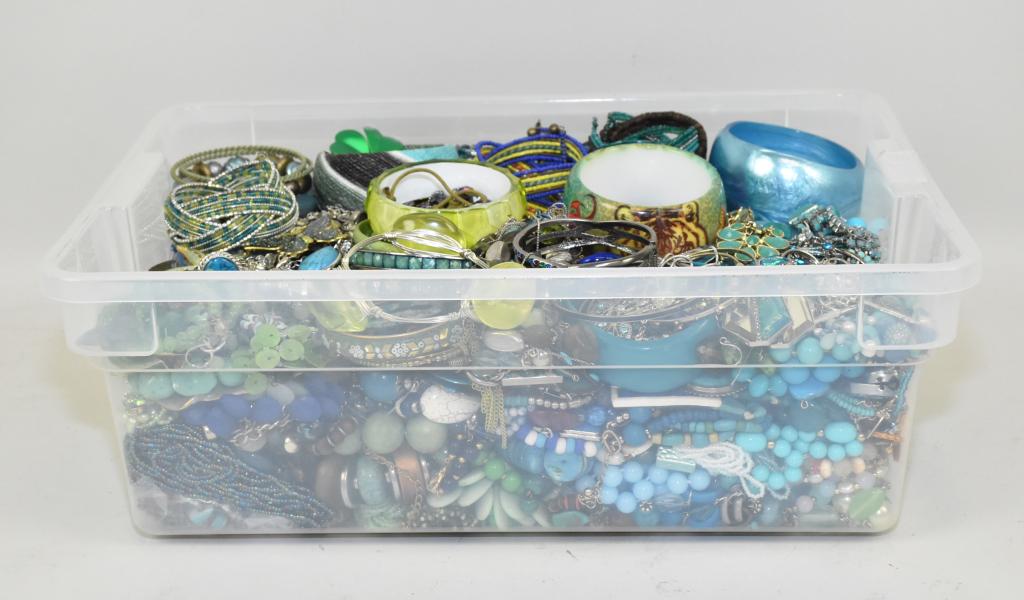 EXTRA LARGE BIN OF MISCELLANEOUS BLUE AND GREEN: EXTRA LARGE BIN OF MISCELLANEOUS BLUE AND GREEN COSTUME JEWELRY. Weight: 19 lbs. 5 oz.