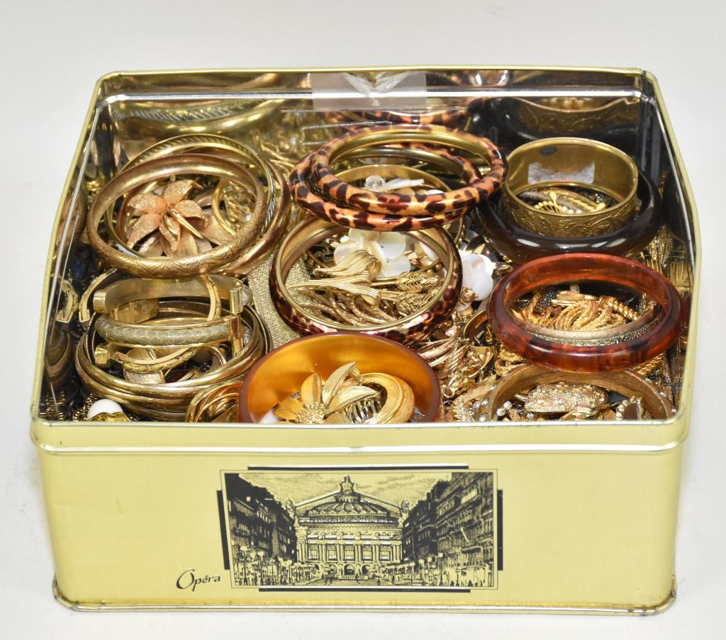 MEDIUM BIN OF MISCELLANEOUS GOLDTONE COSTUME: MEDIUM BIN OF MISCELLANEOUS GOLDTONE COSTUME JEWELRY. Weight: 7 lbs. 10 oz.