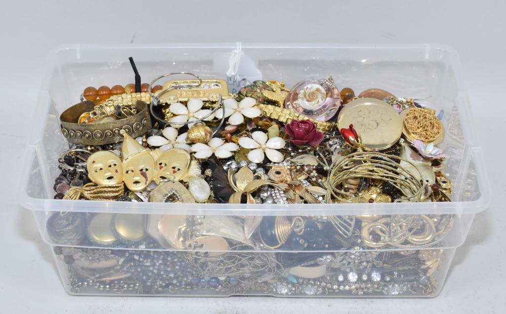 MEDIUM BIN OF MISCELLANEOUS GOLDTONE COSTUME: MEDIUM BIN OF MISCELLANEOUS GOLDTONE COSTUME JEWELRY. Weight: 11 lbs.