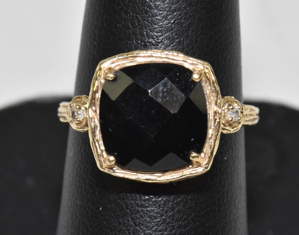 14K YELLOW GOLD LADIES DIAMOND AND BLACK GEMSTONE: 14K YELLOW GOLD LADIES DIAMOND AND BLACK GEMSTONE RING. Size 7.5. With two small round diamonds to each side of a square black gemstone. Weight: 3.03 g.