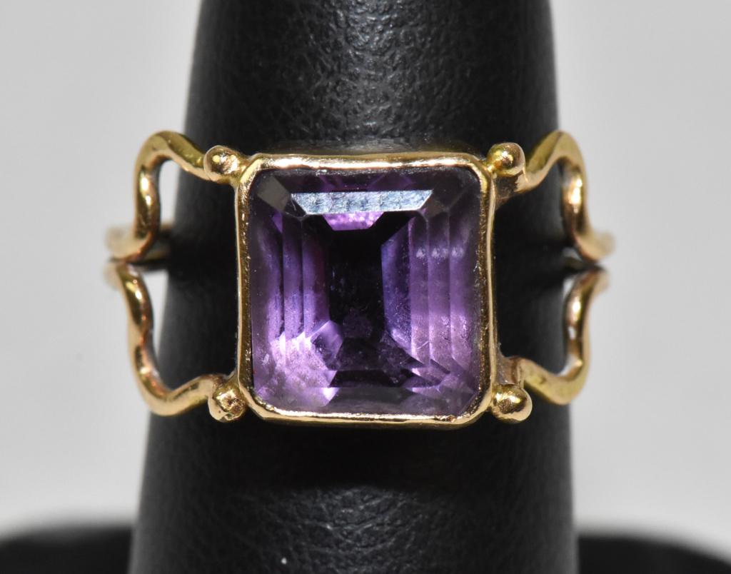 VINTAGE 14K YELLOW GOLD AND AMETHYST LADIES RING: VINTAGE 14K YELLOW GOLD AND AMETHYST LADIES RING. Size 6.25. Very delicate, with a beautiful square cut amethyst stone. Weight: 3.00 g.