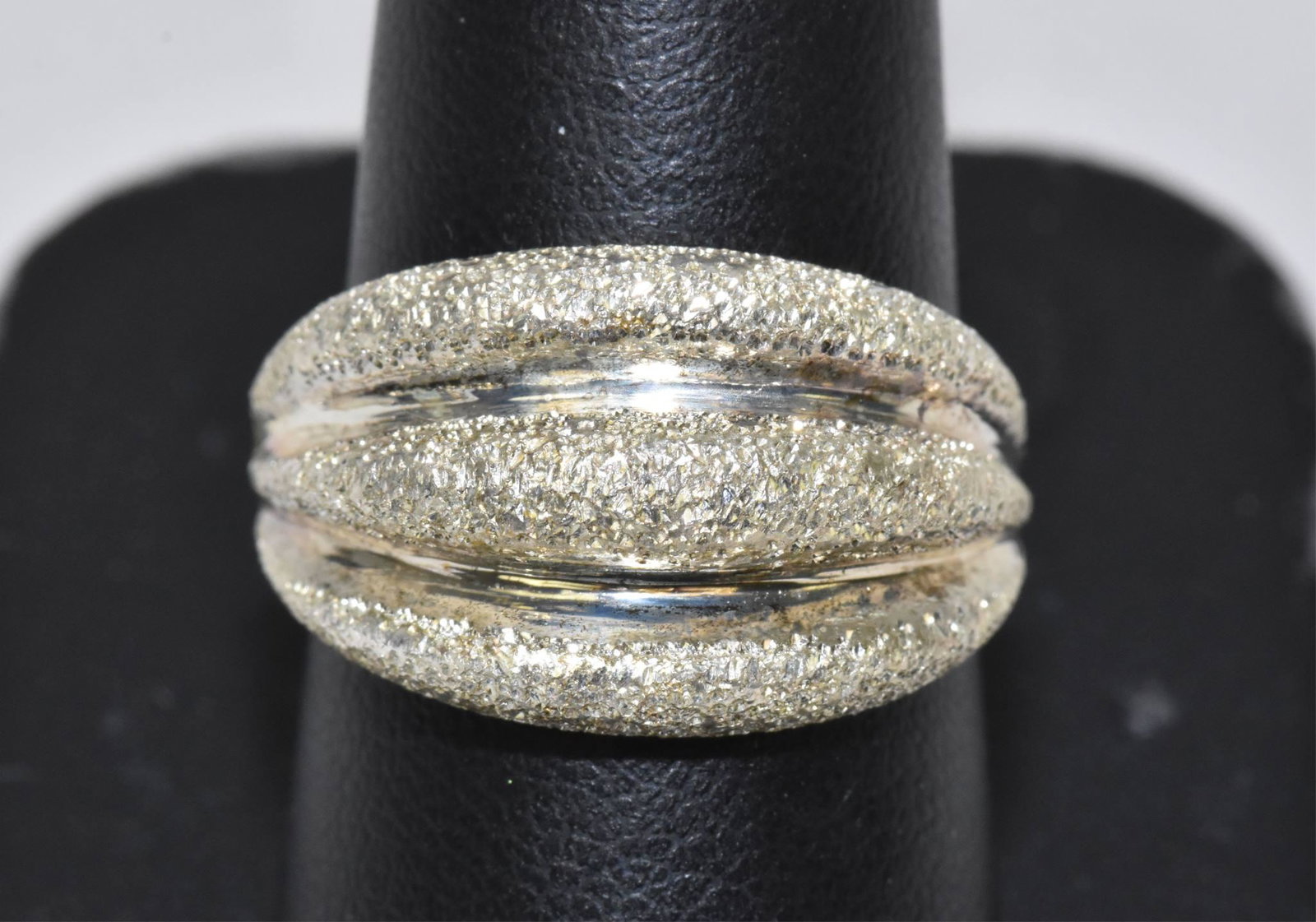 STERLING SILVER 925 ROUND DOME RING. Size 9.25: STERLING SILVER 925 ROUND DOME RING. Size 9.25. Mark: ND. Weight: 6.00 g.