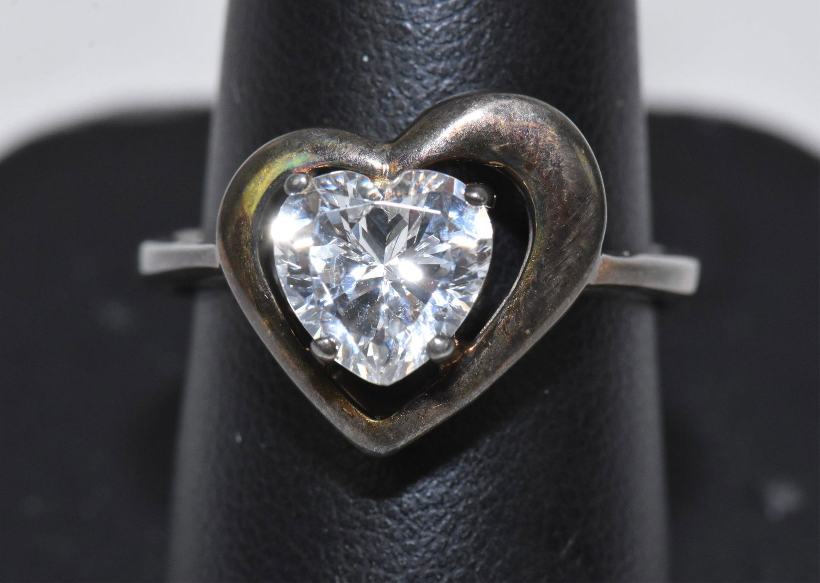 STERLING SILVER 925 HEART RING WITH CUBIC ZIRCONI: STERLING SILVER 925 HEART RING WITH CUBIC ZIRCONIA HEART STONE. Size 9. Weight: 4.69 g.