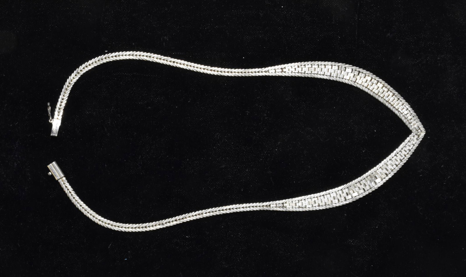 ITALIAN STERLING SILVER 925 HERRINGBONE COLLAR: ITALIAN STERLING SILVER 925 HERRINGBONE COLLAR NECKLACE WITH SLIDE CLASP. Weight: 19 g. Mark: SU 925 Italy.