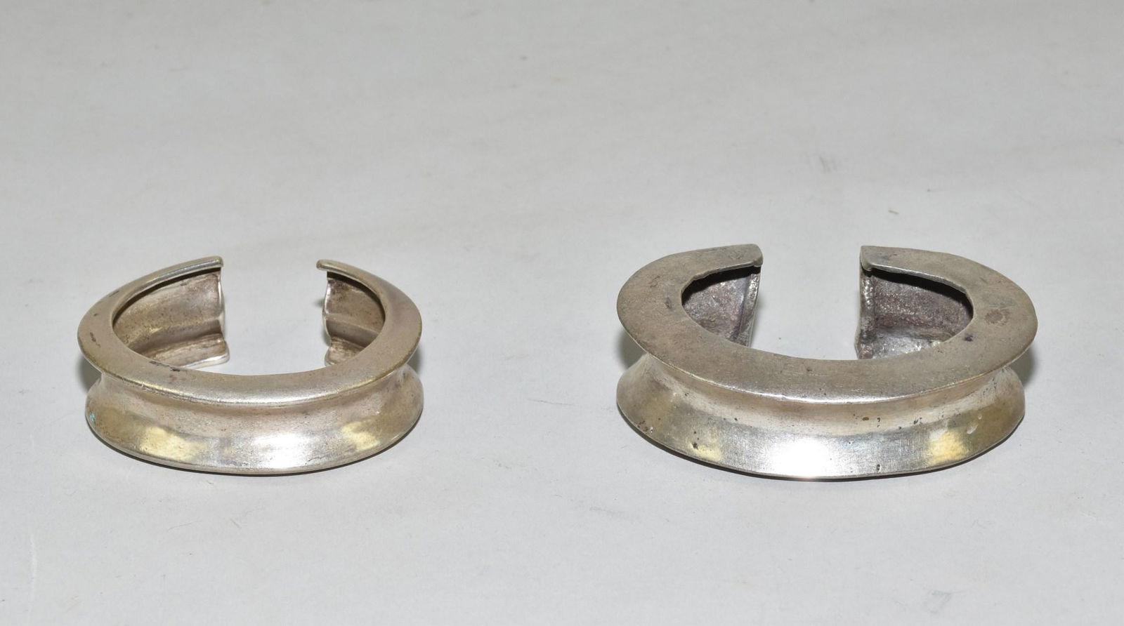 (2) HAND WROUGHT TRIBAL BRACELETS IN SILVER PLATE. (1 of 4)